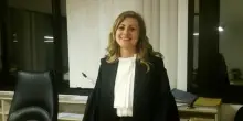 Melanoma maligno scambiato (tre volte) per verruca, magistrata muore a 36 anni: la dermatologa condannata a 8 mesi