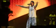 Ultimo, domani il concerto a Roma. La follia tra biglietti rivenduti, siti truffa e parcheggi privati in affitto: cosa sta succedendo