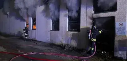 Incendio nel deposito dolciario Lazzaroni, 4.000 metri quadrati a fuoco. Disagi sulla A24 per l'alta nube di fumo
