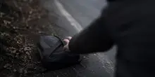 Trova uno zaino con 90 milioni abbandonato sul ciglio della strada, si tiene i soldi e viene arrestato