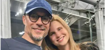 Stefano Accorsi pap&agrave; per la quinta volta, l'annuncio con la moglie Bianca Vitali: &laquo;Sembriamo due ma siamo in tre&raquo;. Il retroscena su come si sono conosciuti