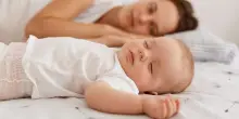 &laquo;Stancare il bambino di giorno per farlo dormire la notte? &Egrave; esattamente il contrario&raquo;: i falsi miti sul sonno d'estate (e come superarli)