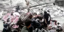 Pullman precipita in un burrone: &laquo;Almeno 40 morti&raquo;, il volo nel vuoto durante il viaggio in montagna