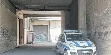 Vince alla lotteria ma perde tutto, vive nel garage del Comune andato a fuoco un anno fa: nessun dipendente se ne era accorto