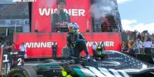 Antonelli vince la Sprint di Silverstone: Hamilton battuto dopo un bel duello, quinto Leclerc. Alle 17 la qualifica