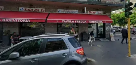 Aggredito senza motivo alle spalle con 20 coltellate fuori a un bar, 55enne in fin di vita. Il responsabile fermato dai passanti
