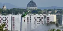 Incendi a Roma, brucia Pineta Sacchetti: evacuato centro sportivo a Valle Aurelia. Fiamme anche a Cinecitt&agrave;