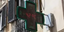 Caldo, trovato morto su una panchina dai passanti: era uscito per prendere un po' di fresco