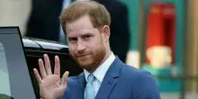 Harry a Londra senza famiglia: il giallo della scorta blocca Meghan e i figli, l'invito segreto di Re Carlo