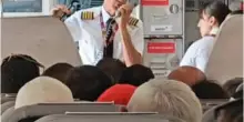 Passeggero rifiuta di spostare il bagaglio dall'uscita di sicurezza, costretto a scendere dal volo Napoli-Mykonos