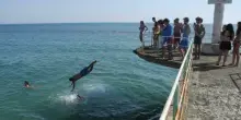 Giovane si tuffa dal pontile di Ostia, batte la testa e muore. Inutili i soccorsi
