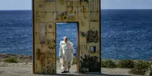 Il Papa a Lampedusa: &laquo;Migranti, crisi epocale. L'Europa agisca&raquo;