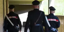 Ubriaco cosparge la compagna di gasolio e prende l'accendino: &laquo;Ti brucio viva&raquo;. Bloccato da un amico e arrestato