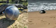 "Palle spaziali" in spiaggia, il mistero delle sfere metalliche. &laquo;Non toccatele, sono pericolose&raquo;
