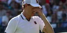 Sinner, problema alla spalla durante l'allenamento a Wimbledon: &laquo;Mi d&agrave; fastidio quando colpisco&raquo;