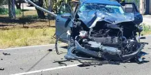 Auletta, auto sbanda per possibile colpo di sonno e si schianta su un palo: paura per quattro persone