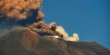 Etna in eruzione, cenere e nuvola di fumo: l'aeroporto di Catania sospende l'arrivo dei voli