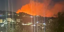 Allarme in Costiera, frana sulla spiaggia e la pineta di Le Tore devastata da roghi
