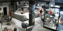 Barista aggredita a Porto Sant'Elpidio, il video dell'assalto: &laquo;Aiuto, aiutatemi&raquo;, denunciato un 51enne