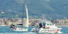 Barca rischia di affondare durante addio al celibato, salvate 7 persone
