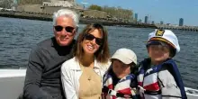 Richard Gere posta una (rara) foto con la terza moglie e i figli: chi &egrave; Alejandra, che ha 34 anni meno di lui