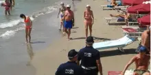 Savona, accoltellato in spiaggia davanti ai bagnanti: 37enne muore in ospedale, killer in fuga