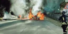 Assalto armato al portavalori: auto in fiamme e banditi via con il bottino