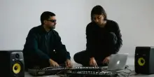 "Perdersi": il nuovo singolo di Kosh Anade e Lo Straqen &egrave; un ritratto generazionale su synth analogici e cassa dritta