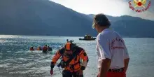 Si tuffa nel lago per il troppo caldo, nonno muore davanti ai nipotini
