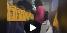 Francesco Renga fatto scendere dal volo Ryanair: lite e tensione con gli steward, il video dei passeggeri