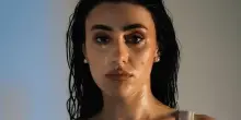 Michellebella torna con Moscerino dentro l?iride, un brano in cui racconta il bisogno di essere vista oltre le apparenze