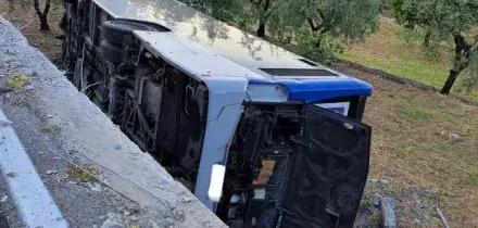 Autobus finisce fuori strada e si ribalta, un passeggero morto e due feriti. Forse un malore dell'autista