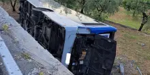 Autobus si ribalta a Formia, un passeggero muore e due restano feriti: forse autista colpito da malore