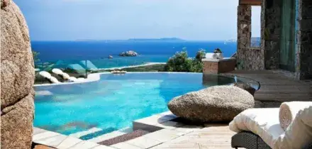 Bambino di 9 anni muore in spiaggia a Santa Teresa di Gallura, il malore e il crollo: inutili i soccorsi