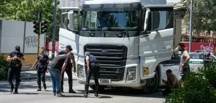 Camion gira a destra e travolge una ciclista: morta una donna in zona Fiera a Milano