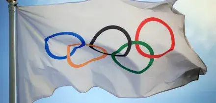 Olimpiadi, il Cio riammette la Russia: revocata la sospensione, ma resta il bando su bandiere e inno