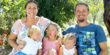 Famiglia nel bosco, i servizi sociali: &laquo;S&igrave; al ricongiungimento con i genitori se i bimbi vanno a scuola&raquo;. Attesa per la decisione del Tribunale