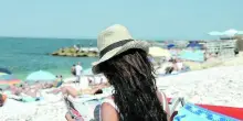 Abbronzatura estrema (e senza protezioni), crescono i casi di melanoma.  Come proteggersi, la guida per evitare rischi
