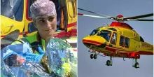 Mamma rompe le acque, arriva il 118 ma la piccola ha fretta: Larissa nasce in elicottero prima dell'arrivo in ospedale