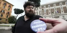 Mario Adinolfi, come funzionava "Scommessa Collettiva" e il nuovo meccanismo "Cristo Regna": le quote, i bonifici, la strategia di investimento