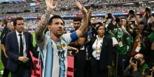 Napoli, l'amore tra Maradona e Messi