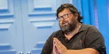 &laquo;Mario Adinolfi spregiudicato e pericoloso&raquo;: vittime fragili, intimidazioni, 4,7 milioni rubati (con solo un'auto intestata) e il piano B