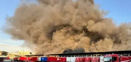 Incendio domato alla Bartolini di Milano, resta pericolo esplosione per due container. Le indicazioni del Comune per chi abita entro 2 km
