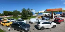 Russia in crisi dopo i raid ucraiani contro le raffinerie. E il Kazakistan sigilla le frontiere contro i "turisti del carburante"