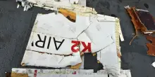 L'aereo della K2 Airways precipitato vicino Hormuz, le 5 possibili cause: dal guasto al dirottamento da remoto (e spunta anche il nodo guerra)