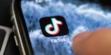 Video os&egrave; su TikTok nel bagno della scuola: il pap&agrave; prende a schiaffi la figlia davanti ai prof e finisce a processo