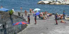 Giallo sul lungomare di Napoli, cadavere tra gli scogli: ha una ferita in testa