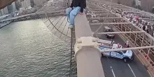 Terrore sul ponte di Brooklyn, donna sospesa nel vuoto: il salvataggio ripreso dalla bodycam dell'agente