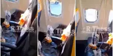 Si rompe il finestrino sul volo Ryanair, passeggero quasi risucchiato: trattenuto dalla moglie. Altri 4 in ospedale