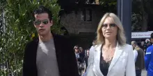 Anna Falchi e Andrea Crippa, lite al ristorante davanti a tutti: &laquo;Non posso sempre pensare ai paparazzi&raquo;, poi arriva il bacio della pace